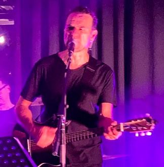 Roger — Baix, Guitarra i Veu